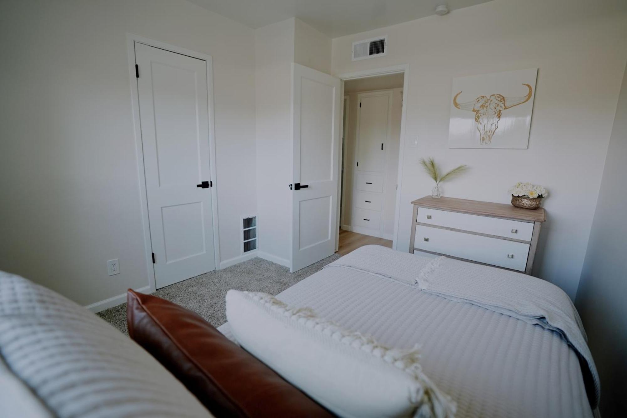 Centrally Located! Remodeled! Huge Backyard! The White House ألباكركي المظهر الخارجي الصورة