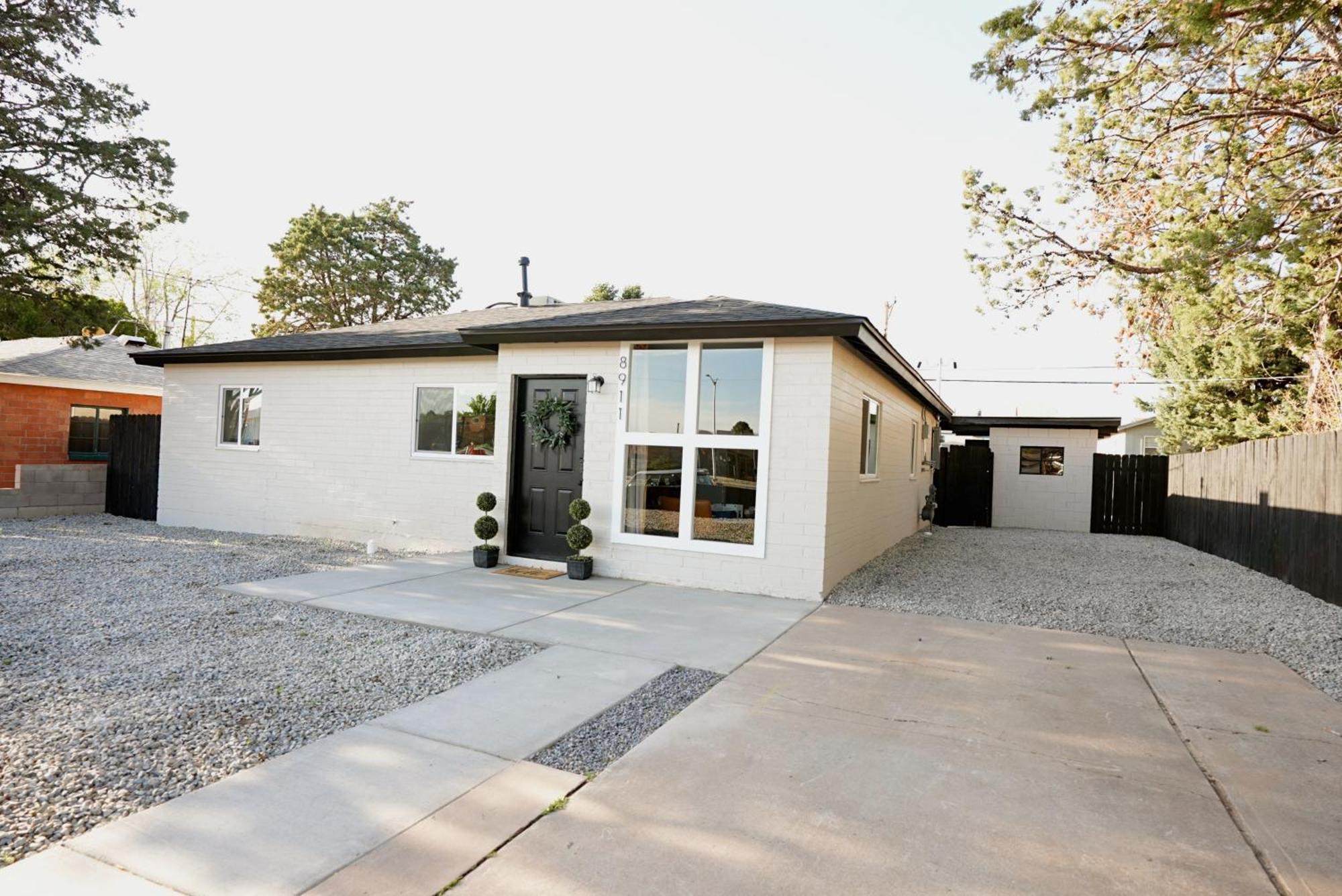 Centrally Located! Remodeled! Huge Backyard! The White House ألباكركي المظهر الخارجي الصورة