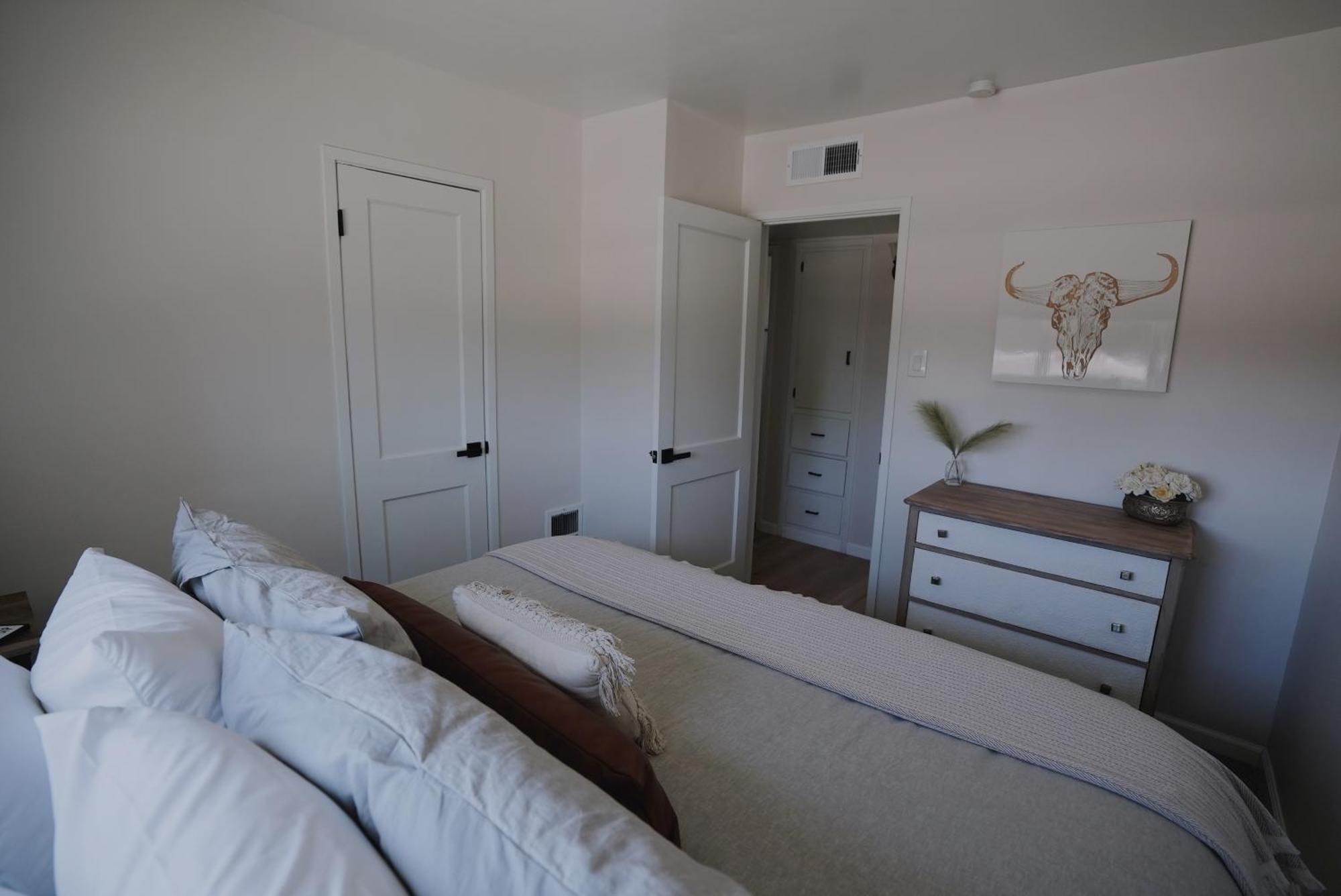 Centrally Located! Remodeled! Huge Backyard! The White House ألباكركي المظهر الخارجي الصورة