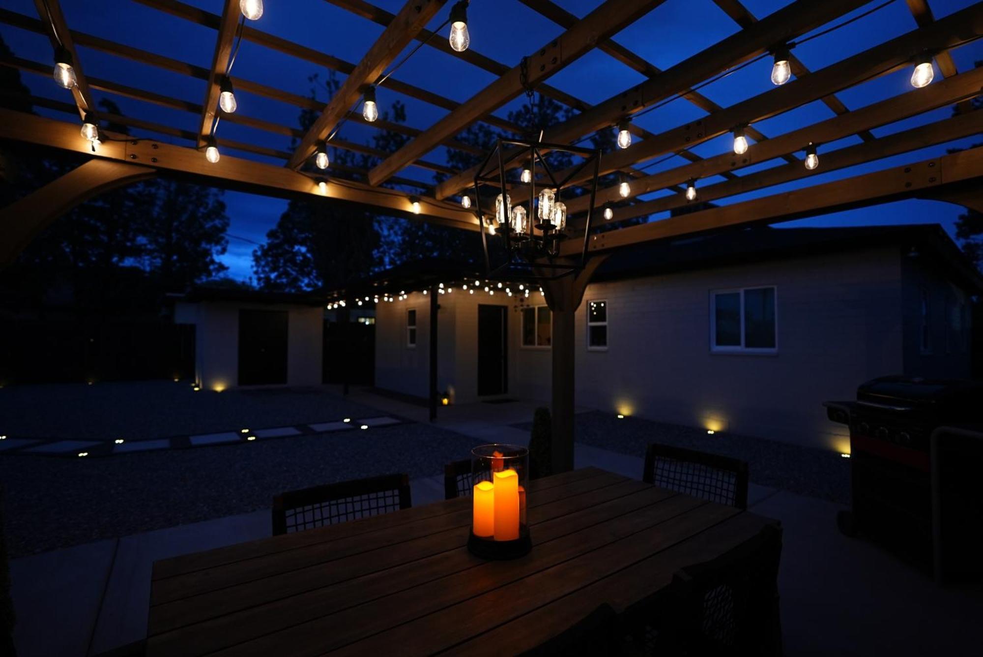 Centrally Located! Remodeled! Huge Backyard! The White House ألباكركي المظهر الخارجي الصورة