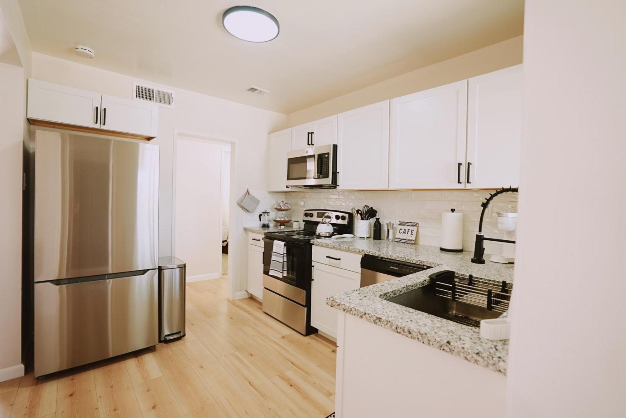 Centrally Located! Remodeled! Huge Backyard! The White House ألباكركي المظهر الخارجي الصورة