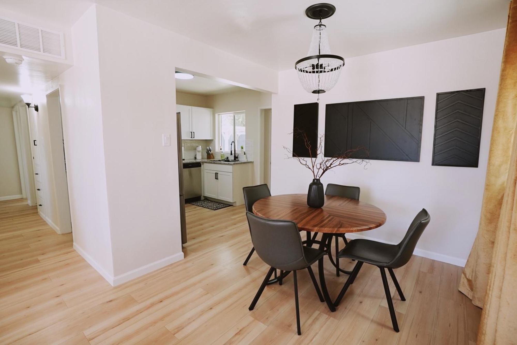 Centrally Located! Remodeled! Huge Backyard! The White House ألباكركي المظهر الخارجي الصورة
