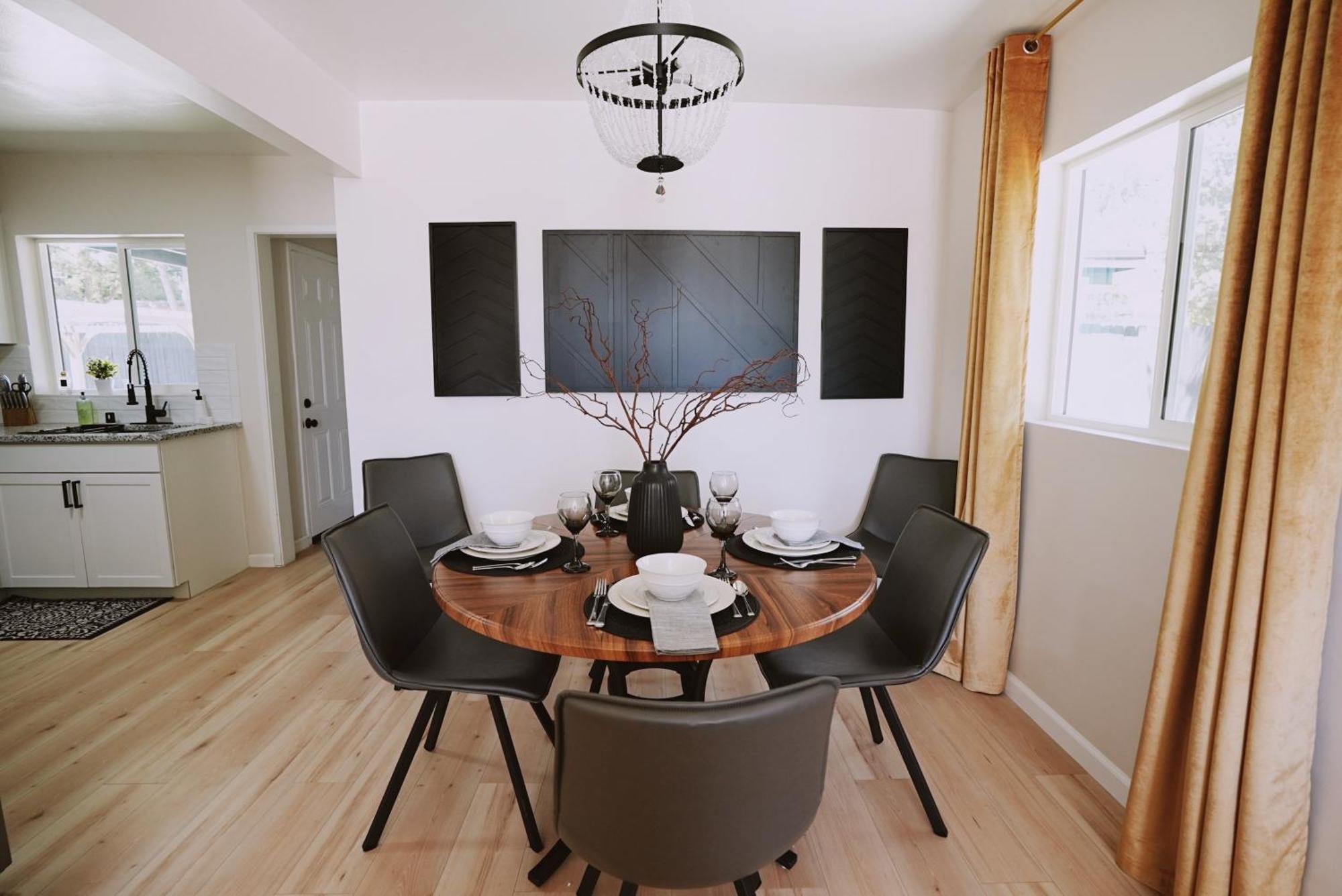 Centrally Located! Remodeled! Huge Backyard! The White House ألباكركي المظهر الخارجي الصورة
